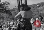 Standbild Mädchen tanzen Hula für die Zuschauer Honolulu Hawaii USA, 1942, aus Sekunde 37 historischem Filmmaterial Videoclip 65675037121