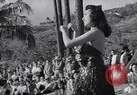 Standbild Mädchen tanzen Hula für die Zuschauer Honolulu Hawaii USA, 1942, aus Sekunde 38 historischem Filmmaterial Videoclip 65675037121
