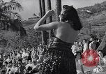 Standbild Mädchen tanzen Hula für die Zuschauer Honolulu Hawaii USA, 1942, aus Sekunde 39 historischem Filmmaterial Videoclip 65675037121