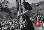 Standbild Mädchen tanzen Hula für die Zuschauer Honolulu Hawaii USA, 1942, aus Sekunde 40 historischem Filmmaterial Videoclip 65675037121