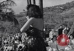 Standbild Mädchen tanzen Hula für die Zuschauer Honolulu Hawaii USA, 1942, aus Sekunde 41 historischem Filmmaterial Videoclip 65675037121