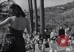 Standbild Mädchen tanzen Hula für die Zuschauer Honolulu Hawaii USA, 1942, aus Sekunde 42 historischem Filmmaterial Videoclip 65675037121