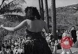 Standbild Mädchen tanzen Hula für die Zuschauer Honolulu Hawaii USA, 1942, aus Sekunde 43 historischem Filmmaterial Videoclip 65675037121