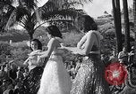 Standbild Mädchen tanzen Hula für die Zuschauer Honolulu Hawaii USA, 1942, aus Sekunde 44 historischem Filmmaterial Videoclip 65675037121