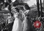Standbild Mädchen tanzen Hula für die Zuschauer Honolulu Hawaii USA, 1942, aus Sekunde 45 historischem Filmmaterial Videoclip 65675037121