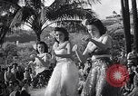 Standbild Mädchen tanzen Hula für die Zuschauer Honolulu Hawaii USA, 1942, aus Sekunde 46 historischem Filmmaterial Videoclip 65675037121