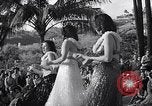 Standbild Mädchen tanzen Hula für die Zuschauer Honolulu Hawaii USA, 1942, aus Sekunde 47 historischem Filmmaterial Videoclip 65675037121