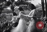 Standbild Mädchen tanzen Hula für die Zuschauer Honolulu Hawaii USA, 1942, aus Sekunde 48 historischem Filmmaterial Videoclip 65675037121