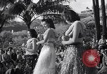 Standbild Mädchen tanzen Hula für die Zuschauer Honolulu Hawaii USA, 1942, aus Sekunde 49 historischem Filmmaterial Videoclip 65675037121