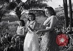 Standbild Mädchen tanzen Hula für die Zuschauer Honolulu Hawaii USA, 1942, aus Sekunde 50 historischem Filmmaterial Videoclip 65675037121