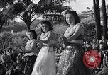Standbild Mädchen tanzen Hula für die Zuschauer Honolulu Hawaii USA, 1942, aus Sekunde 51 historischem Filmmaterial Videoclip 65675037121