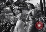 Standbild Mädchen tanzen Hula für die Zuschauer Honolulu Hawaii USA, 1942, aus Sekunde 52 historischem Filmmaterial Videoclip 65675037121