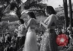 Standbild Mädchen tanzen Hula für die Zuschauer Honolulu Hawaii USA, 1942, aus Sekunde 53 historischem Filmmaterial Videoclip 65675037121