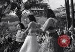 Standbild Mädchen tanzen Hula für die Zuschauer Honolulu Hawaii USA, 1942, aus Sekunde 54 historischem Filmmaterial Videoclip 65675037121