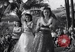 Standbild Mädchen tanzen Hula für die Zuschauer Honolulu Hawaii USA, 1942, aus Sekunde 55 historischem Filmmaterial Videoclip 65675037121