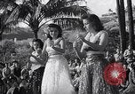 Standbild Mädchen tanzen Hula für die Zuschauer Honolulu Hawaii USA, 1942, aus Sekunde 56 historischem Filmmaterial Videoclip 65675037121