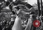 Standbild Mädchen tanzen Hula für die Zuschauer Honolulu Hawaii USA, 1942, aus Sekunde 57 historischem Filmmaterial Videoclip 65675037121