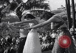 Standbild Mädchen tanzen Hula für die Zuschauer Honolulu Hawaii USA, 1942, aus Sekunde 58 historischem Filmmaterial Videoclip 65675037121