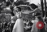 Standbild Mädchen tanzen Hula für die Zuschauer Honolulu Hawaii USA, 1942, aus Sekunde 59 historischem Filmmaterial Videoclip 65675037121