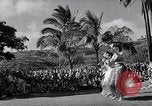 Standbild Mädchen tanzen Hula für die Zuschauer Honolulu Hawaii USA, 1942, aus Sekunde 60 historischem Filmmaterial Videoclip 65675037121