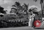 Standbild Mädchen tanzen Hula für die Zuschauer Honolulu Hawaii USA, 1942, aus Sekunde 61 historischem Filmmaterial Videoclip 65675037121