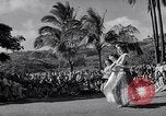 Standbild Mädchen tanzen Hula für die Zuschauer Honolulu Hawaii USA, 1942, aus Sekunde 62 historischem Filmmaterial Videoclip 65675037121
