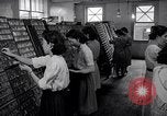 Standbild junge Japanisch-amerikanisches Mädchen arbeiten auf Print Shop Honolulu Hawaii USA, 1942, aus Sekunde 3 historischem Filmmaterial Videoclip 65675037122