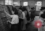Standbild junge Japanisch-amerikanisches Mädchen arbeiten auf Print Shop Honolulu Hawaii USA, 1942, aus Sekunde 4 historischem Filmmaterial Videoclip 65675037122
