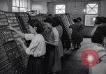 Standbild junge Japanisch-amerikanisches Mädchen arbeiten auf Print Shop Honolulu Hawaii USA, 1942, aus Sekunde 5 historischem Filmmaterial Videoclip 65675037122