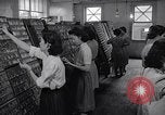 Standbild junge Japanisch-amerikanisches Mädchen arbeiten auf Print Shop Honolulu Hawaii USA, 1942, aus Sekunde 6 historischem Filmmaterial Videoclip 65675037122