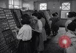 Standbild junge Japanisch-amerikanisches Mädchen arbeiten auf Print Shop Honolulu Hawaii USA, 1942, aus Sekunde 7 historischem Filmmaterial Videoclip 65675037122