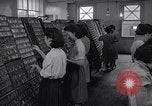 Standbild junge Japanisch-amerikanisches Mädchen arbeiten auf Print Shop Honolulu Hawaii USA, 1942, aus Sekunde 8 historischem Filmmaterial Videoclip 65675037122