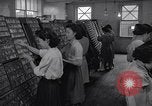 Standbild junge Japanisch-amerikanisches Mädchen arbeiten auf Print Shop Honolulu Hawaii USA, 1942, aus Sekunde 9 historischem Filmmaterial Videoclip 65675037122