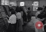 Standbild junge Japanisch-amerikanisches Mädchen arbeiten auf Print Shop Honolulu Hawaii USA, 1942, aus Sekunde 10 historischem Filmmaterial Videoclip 65675037122