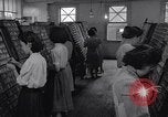 Standbild junge Japanisch-amerikanisches Mädchen arbeiten auf Print Shop Honolulu Hawaii USA, 1942, aus Sekunde 11 historischem Filmmaterial Videoclip 65675037122