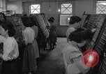 Standbild junge Japanisch-amerikanisches Mädchen arbeiten auf Print Shop Honolulu Hawaii USA, 1942, aus Sekunde 12 historischem Filmmaterial Videoclip 65675037122