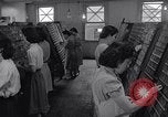 Standbild junge Japanisch-amerikanisches Mädchen arbeiten auf Print Shop Honolulu Hawaii USA, 1942, aus Sekunde 13 historischem Filmmaterial Videoclip 65675037122