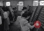 Standbild junge Japanisch-amerikanisches Mädchen arbeiten auf Print Shop Honolulu Hawaii USA, 1942, aus Sekunde 14 historischem Filmmaterial Videoclip 65675037122