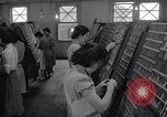 Standbild junge Japanisch-amerikanisches Mädchen arbeiten auf Print Shop Honolulu Hawaii USA, 1942, aus Sekunde 15 historischem Filmmaterial Videoclip 65675037122