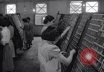 Standbild junge Japanisch-amerikanisches Mädchen arbeiten auf Print Shop Honolulu Hawaii USA, 1942, aus Sekunde 16 historischem Filmmaterial Videoclip 65675037122