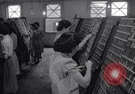 Standbild junge Japanisch-amerikanisches Mädchen arbeiten auf Print Shop Honolulu Hawaii USA, 1942, aus Sekunde 17 historischem Filmmaterial Videoclip 65675037122