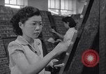 Standbild junge Japanisch-amerikanisches Mädchen arbeiten auf Print Shop Honolulu Hawaii USA, 1942, aus Sekunde 18 historischem Filmmaterial Videoclip 65675037122