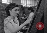 Standbild junge Japanisch-amerikanisches Mädchen arbeiten auf Print Shop Honolulu Hawaii USA, 1942, aus Sekunde 19 historischem Filmmaterial Videoclip 65675037122