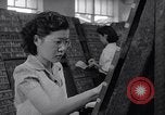 Standbild junge Japanisch-amerikanisches Mädchen arbeiten auf Print Shop Honolulu Hawaii USA, 1942, aus Sekunde 23 historischem Filmmaterial Videoclip 65675037122
