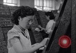 Standbild junge Japanisch-amerikanisches Mädchen arbeiten auf Print Shop Honolulu Hawaii USA, 1942, aus Sekunde 24 historischem Filmmaterial Videoclip 65675037122
