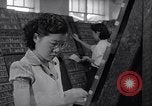 Standbild junge Japanisch-amerikanisches Mädchen arbeiten auf Print Shop Honolulu Hawaii USA, 1942, aus Sekunde 25 historischem Filmmaterial Videoclip 65675037122