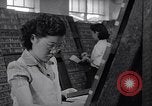 Standbild junge Japanisch-amerikanisches Mädchen arbeiten auf Print Shop Honolulu Hawaii USA, 1942, aus Sekunde 26 historischem Filmmaterial Videoclip 65675037122