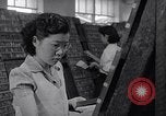 Standbild junge Japanisch-amerikanisches Mädchen arbeiten auf Print Shop Honolulu Hawaii USA, 1942, aus Sekunde 27 historischem Filmmaterial Videoclip 65675037122
