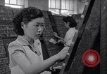 Standbild junge Japanisch-amerikanisches Mädchen arbeiten auf Print Shop Honolulu Hawaii USA, 1942, aus Sekunde 28 historischem Filmmaterial Videoclip 65675037122