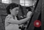 Standbild junge Japanisch-amerikanisches Mädchen arbeiten auf Print Shop Honolulu Hawaii USA, 1942, aus Sekunde 29 historischem Filmmaterial Videoclip 65675037122